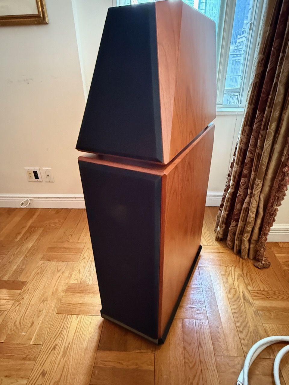 Von Schweikert audio VR4 SR MK speakers. these were the... 2