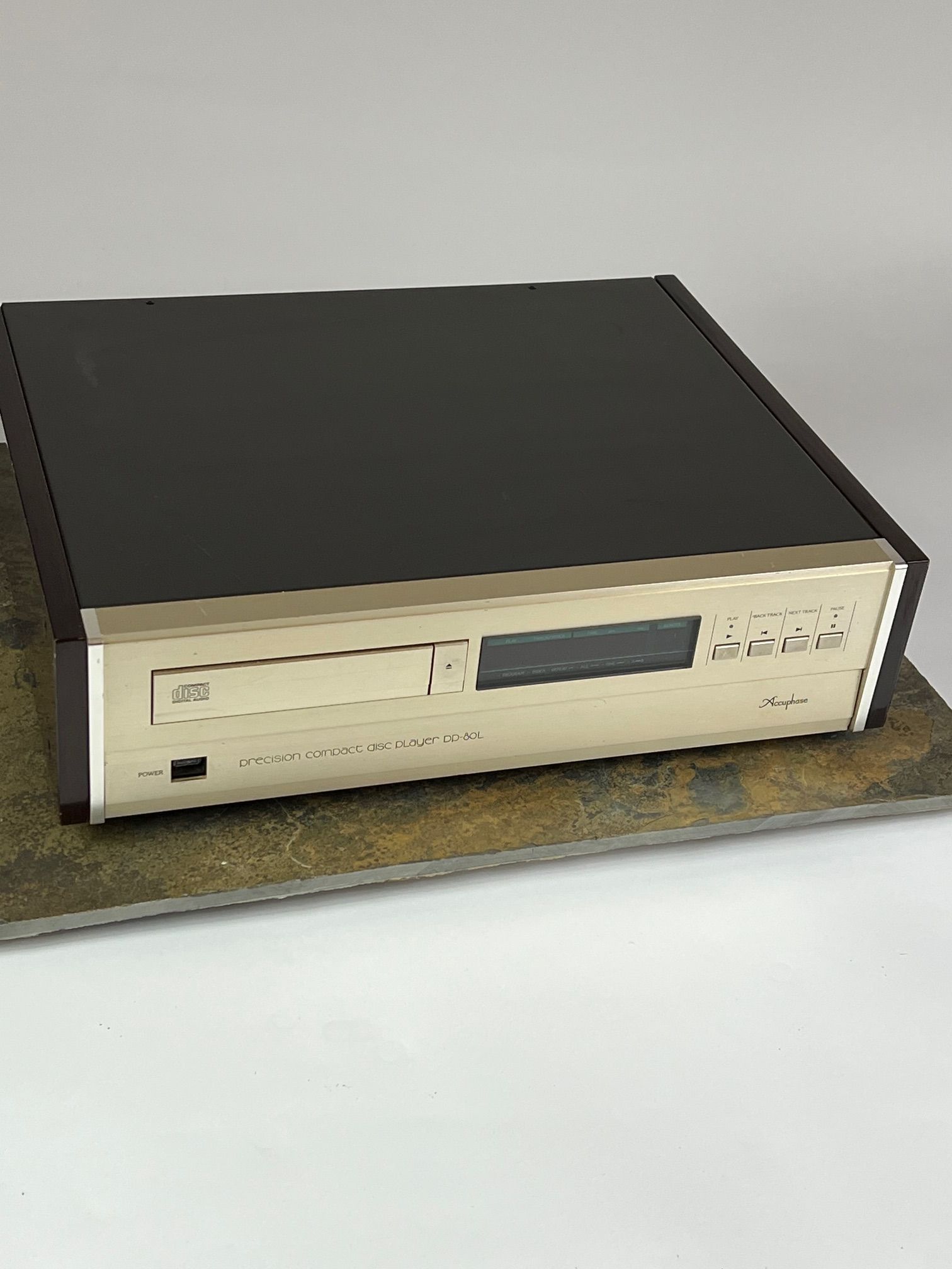 Accuphase DP-80L transport and DC-81L D/A converter 6