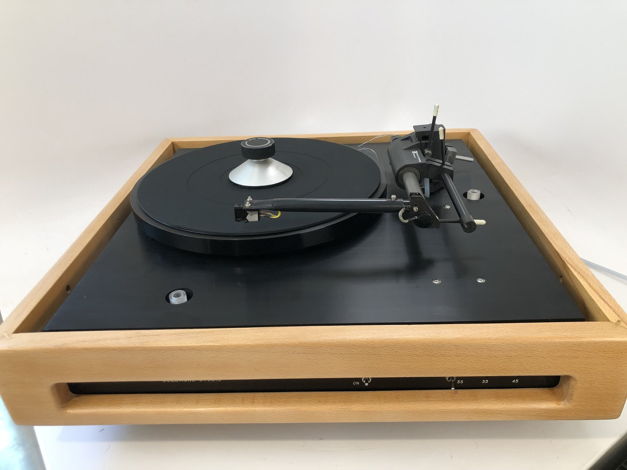 Goldmund Studio Turntable with Eminent Technologies Lin...