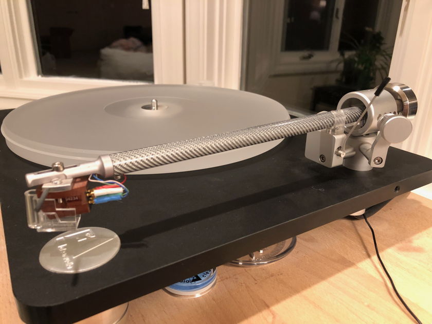Clearaudio Emotion CMB with Satisfy Carbon tonearm, Maestro MM, dust cover and Basic+ phono