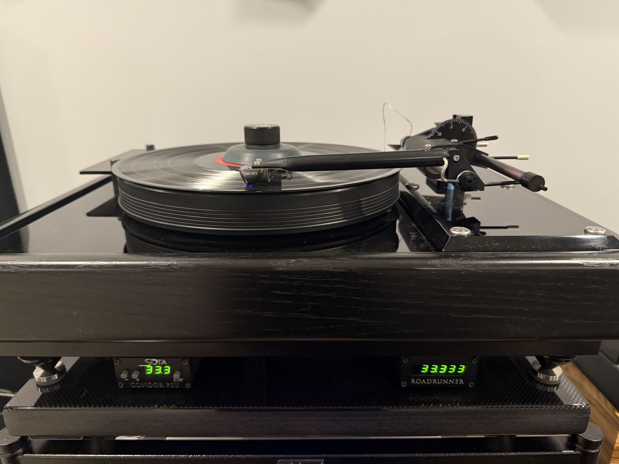 VPI HW-19 MkIV ÜnStock, Eminent Technology ET2 tonearm with high-pressure manifold and upgrades, DS Audio DS003 cartridge, Sota Condor PSU and Roadrunner tachometer, 