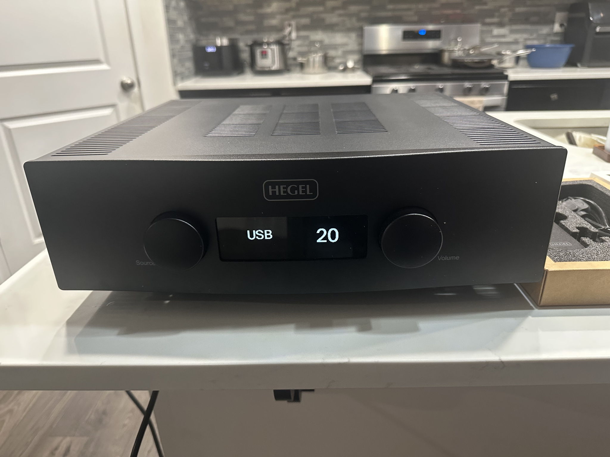 Hegel H390 integrated amplifier streamer Dac phono 4