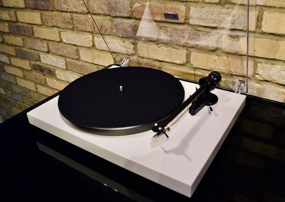 Pro-Ject Audio Debut III Turntable - White w/ Ortofon O...