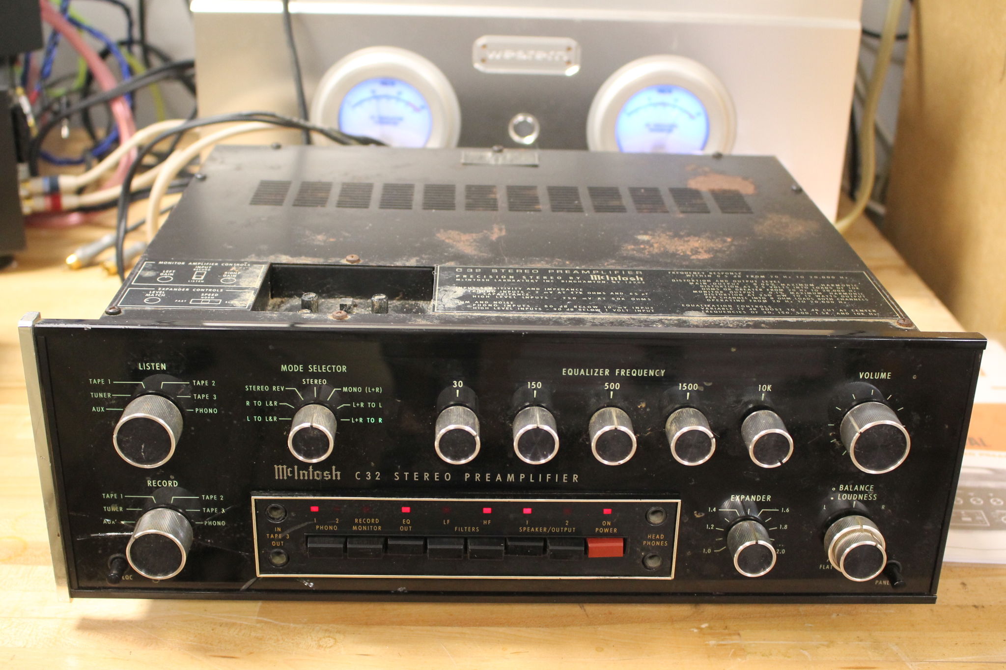 McIntosh C32 Solid State Stereo Preamplifier with Monit... 6