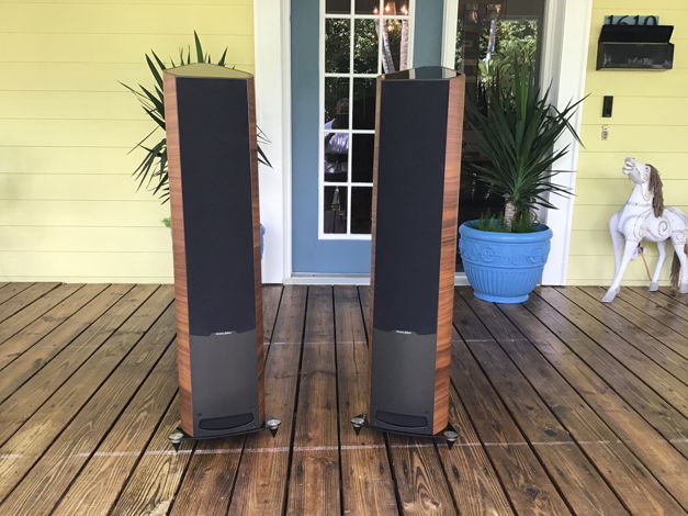Front view of speakers on showroom porch