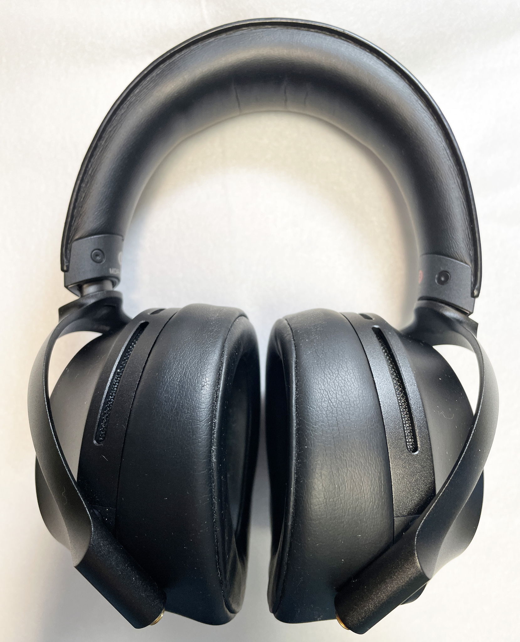 Sony MDR-Z7M2 Circumaural Closed-Back Headphones 2