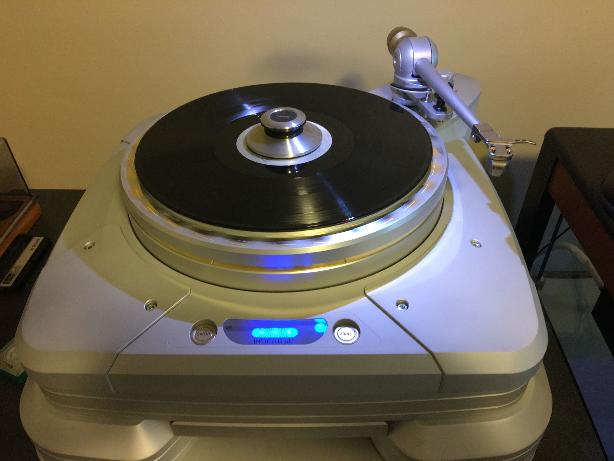 Acoustic Signature Invictus Jr. Turntable