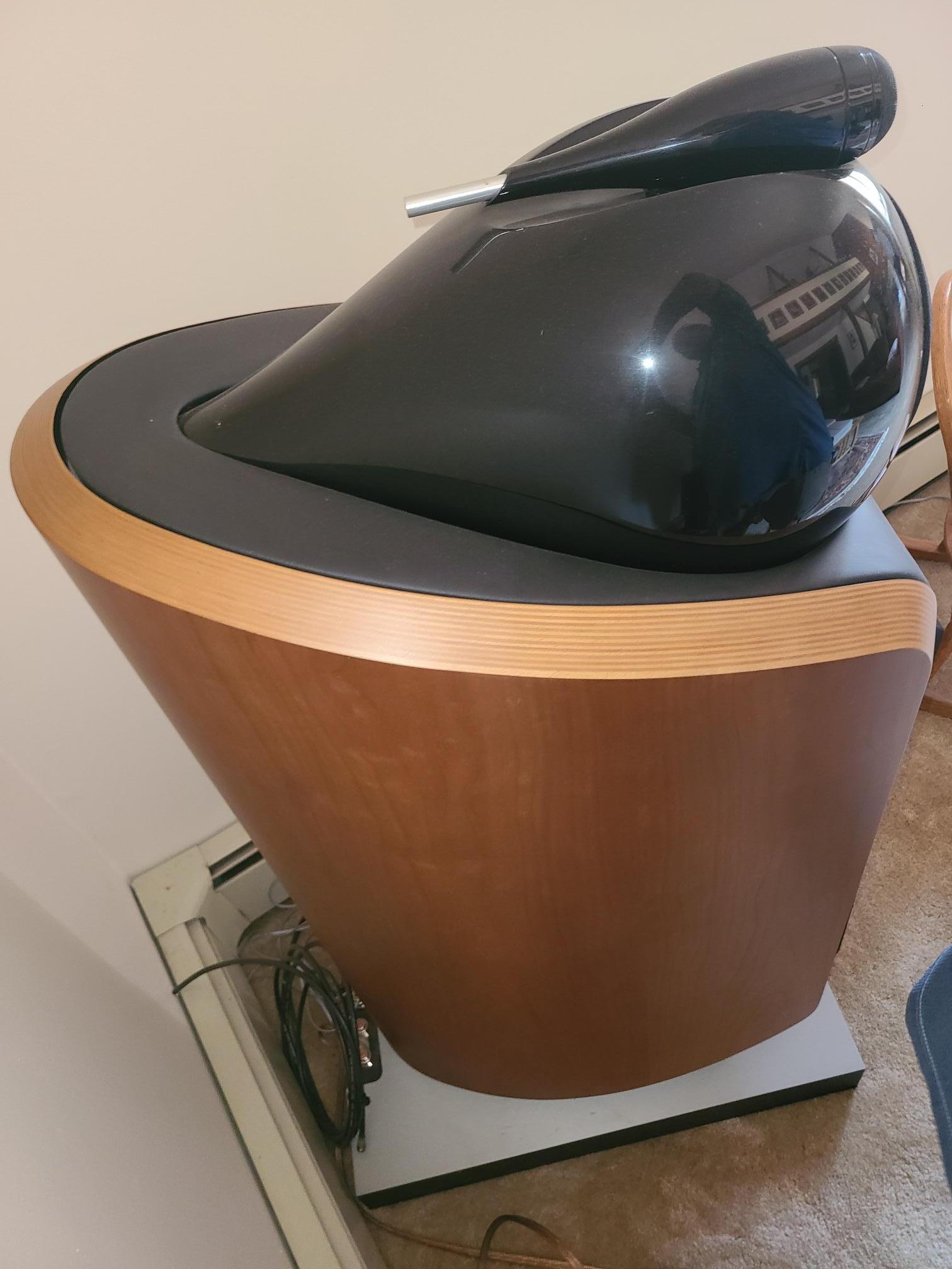 B&W (Bowers & Wilkins) Nautilus 800 3