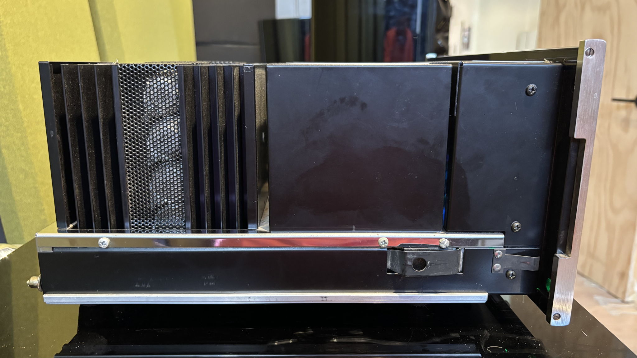 McIntosh MC2255 2-Channel Solid State Stereo Power Ampl... 11