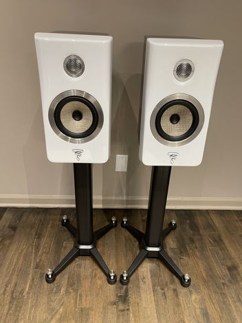 Focal Kanta no. 1 (MINT - 20 hours use) /w Stands