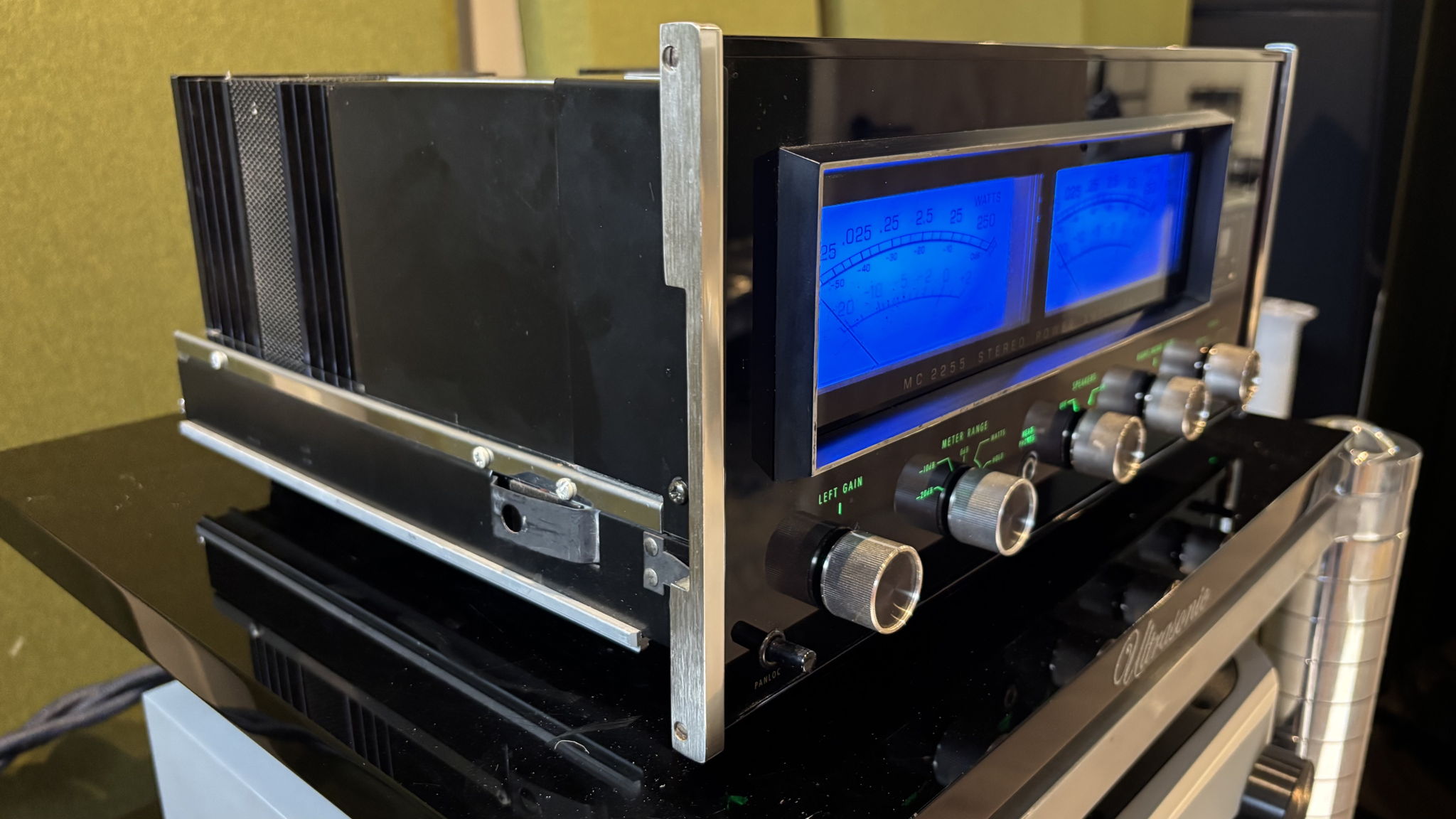 McIntosh MC2255 2-Channel Solid State Stereo Power Ampl... 8