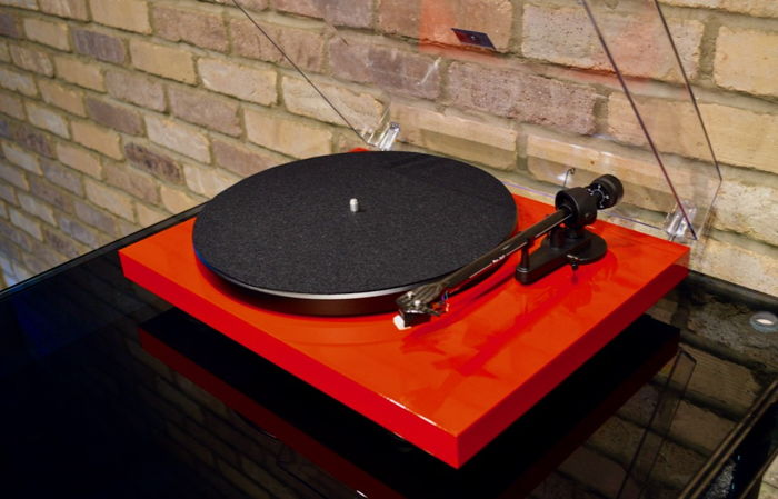 Pro-Ject Debut Carbon Evo in Gloss Red w/Sumiko Rainier...