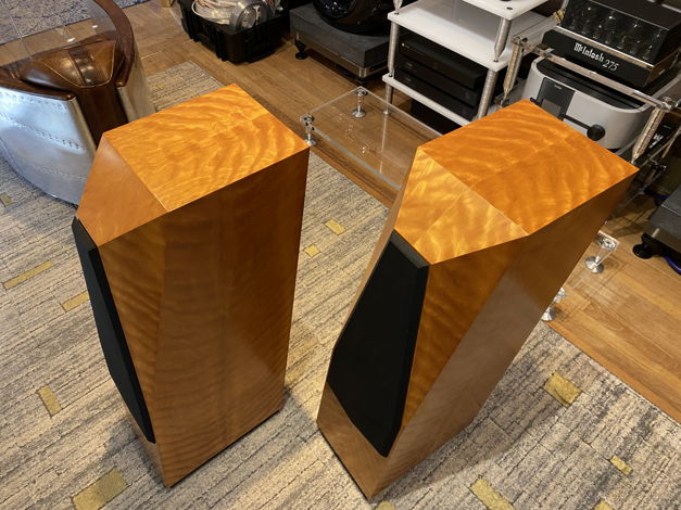 Pair Avalon Eclipse speakers w/crates
