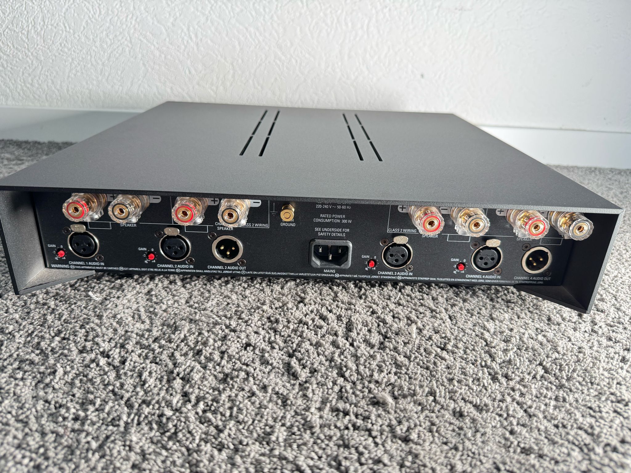 Linn Akurate 4200 power amplifier in black with XLR 8