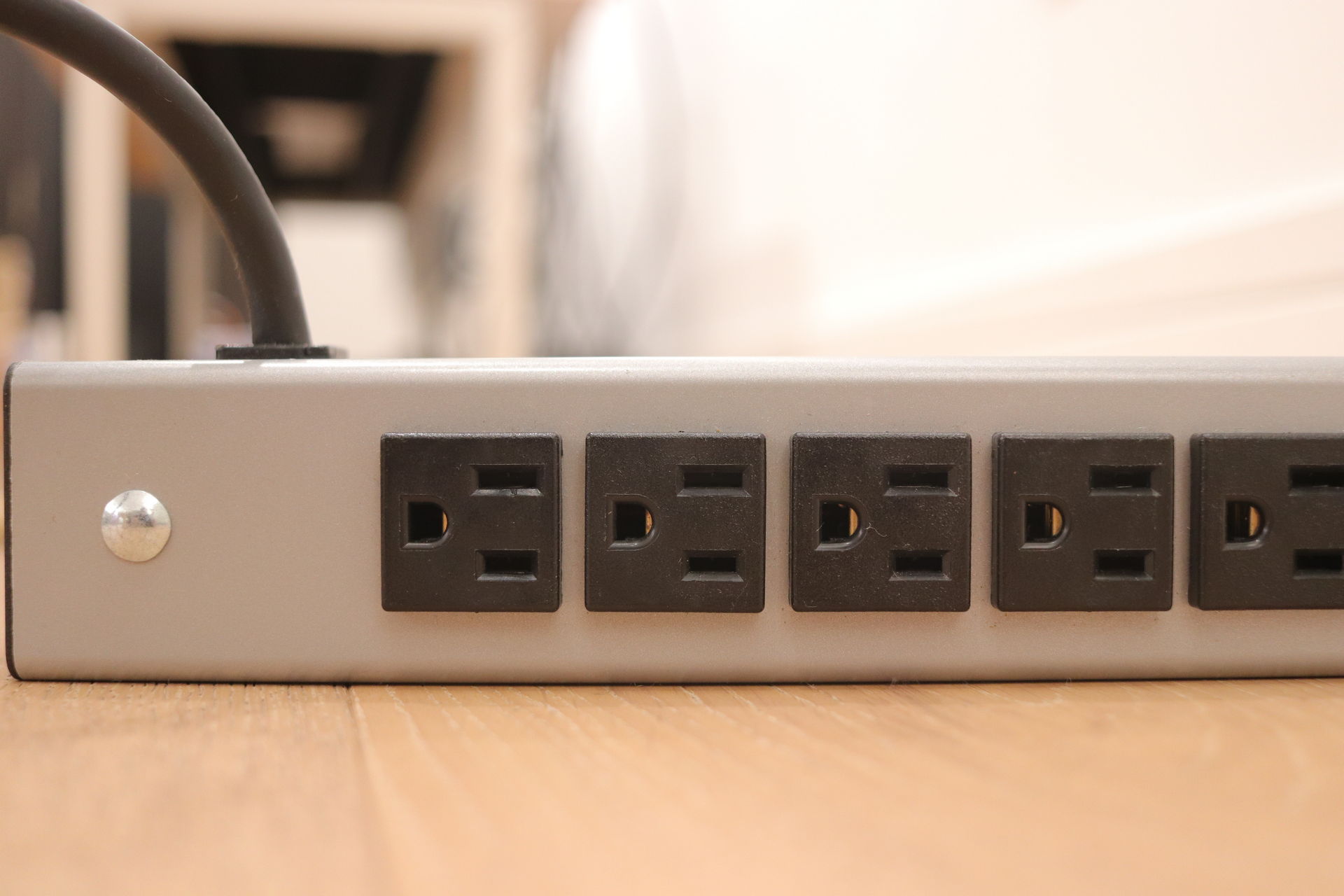 Legrand L10320 power strip 3