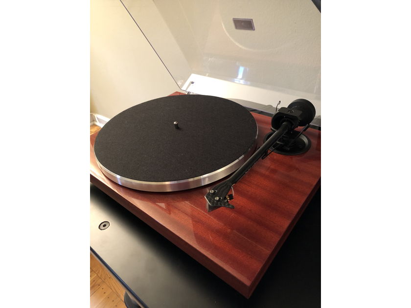ProJect Audio Systems 1-Xpression Carbon Classic Turntable
