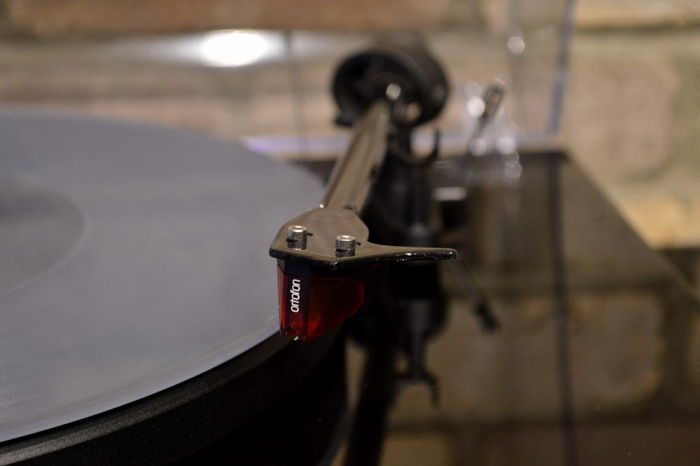 Pro-Ject Debut Carbon DC/SB Turntable - Piano Black - S...