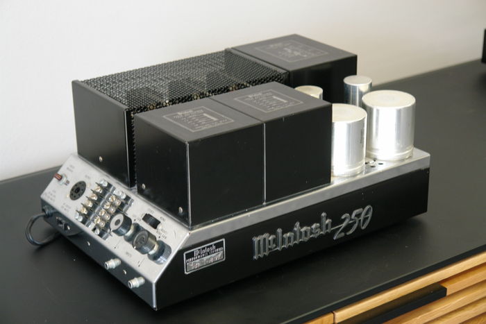 McIntosh MC-250 Stereo Solid State power amp