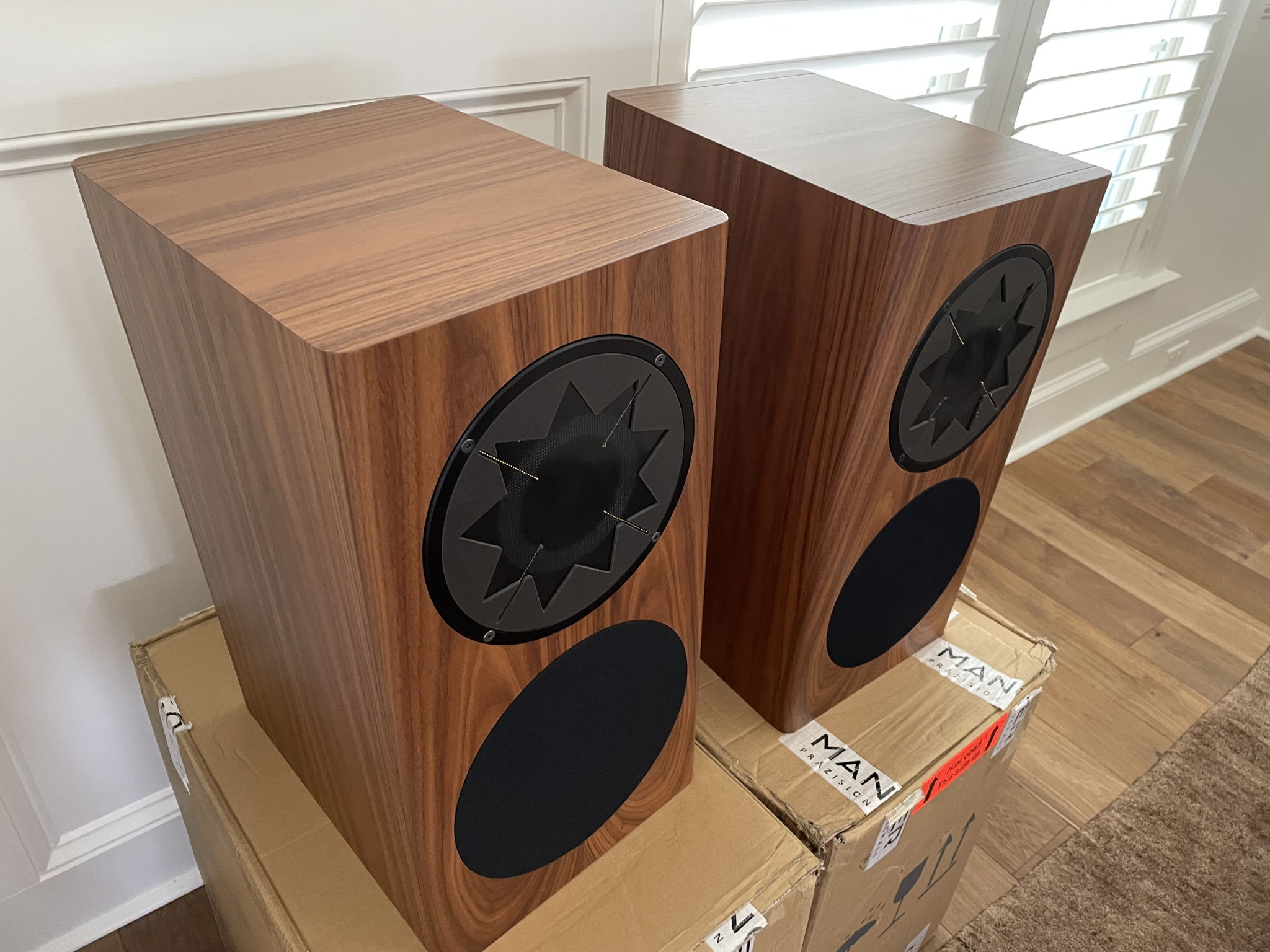 Manger  Z1 Walnut with Stands 6