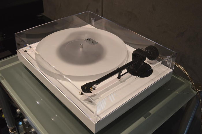 ProJect Audio Systems X1 Turntable, Gloss White w/ Sumi...