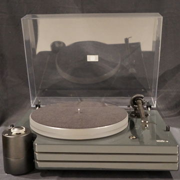 Music Hall MMF-9 w/ Tone arm and Dustcover