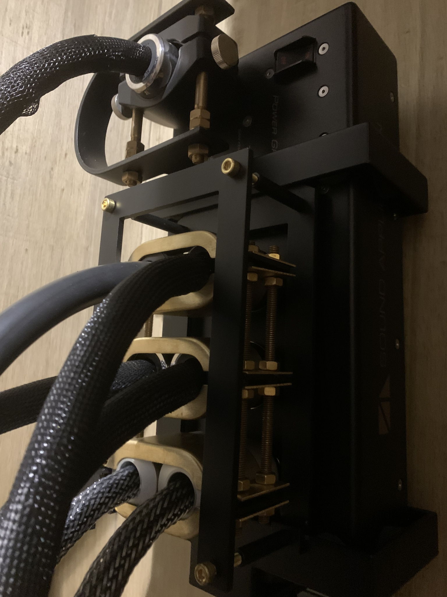 SA-TT7 distributor with custom brass clamp system to anchor connectors to their ports. Previously employed to feed the entire signal chain, it has found its final placement as filtered power to the entire chain of source equipment, from modem and routers to switch and the DC distributor feeding them.