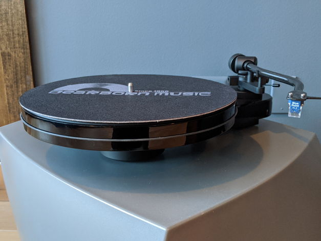 Pro-Ject RPM 3 Carbon Belt-Driven Turntable with Dust...