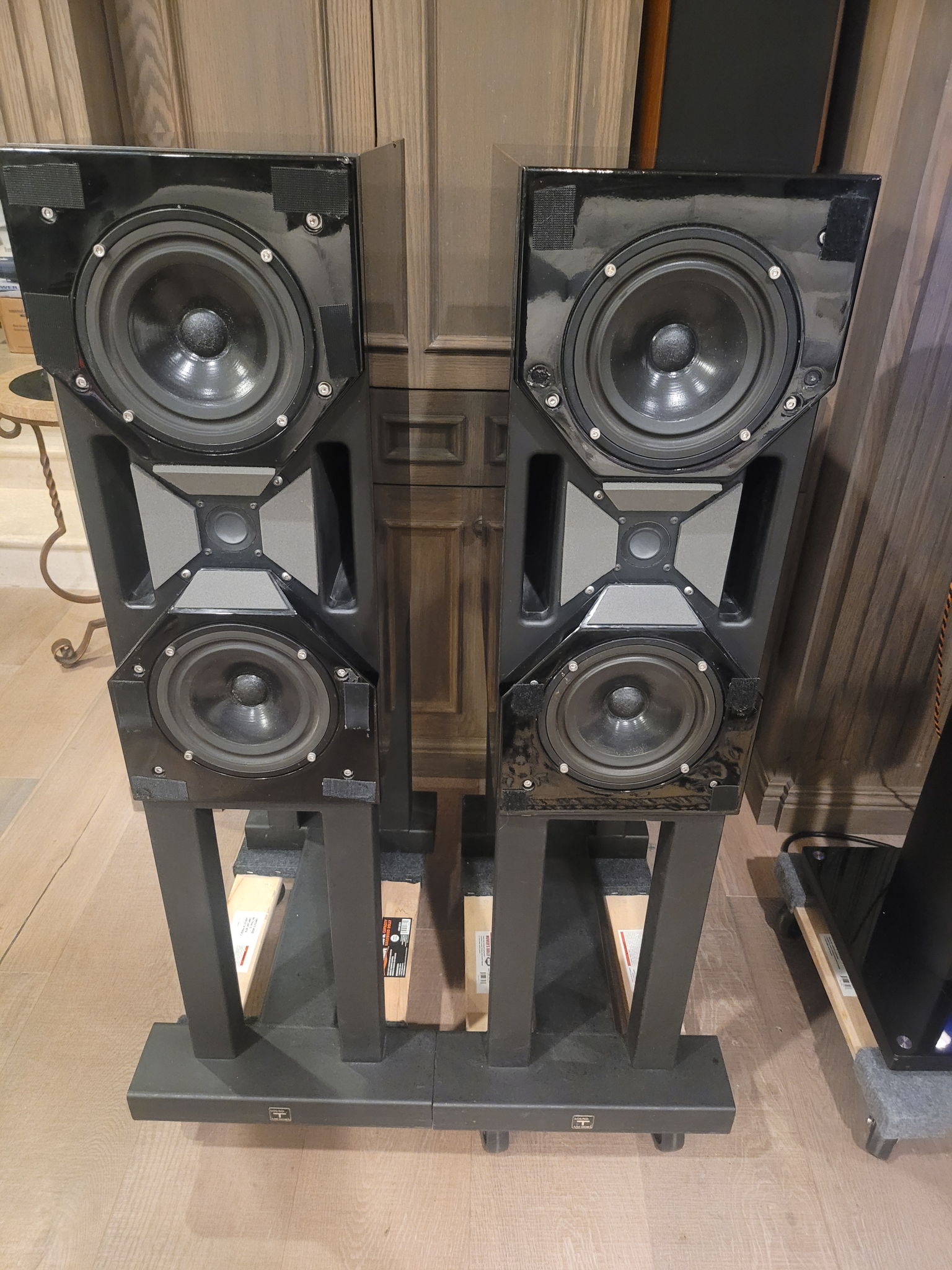 Wilson Audio Cube Speakers black Gloss 2