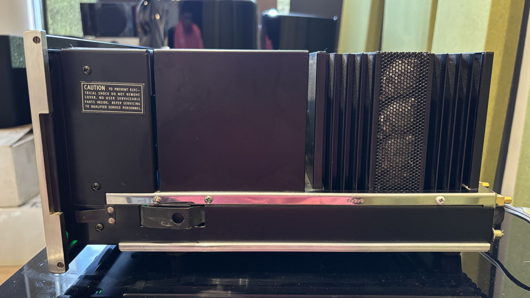 McIntosh MC2255 2-Channel Solid State Stereo Power Ampl... 10