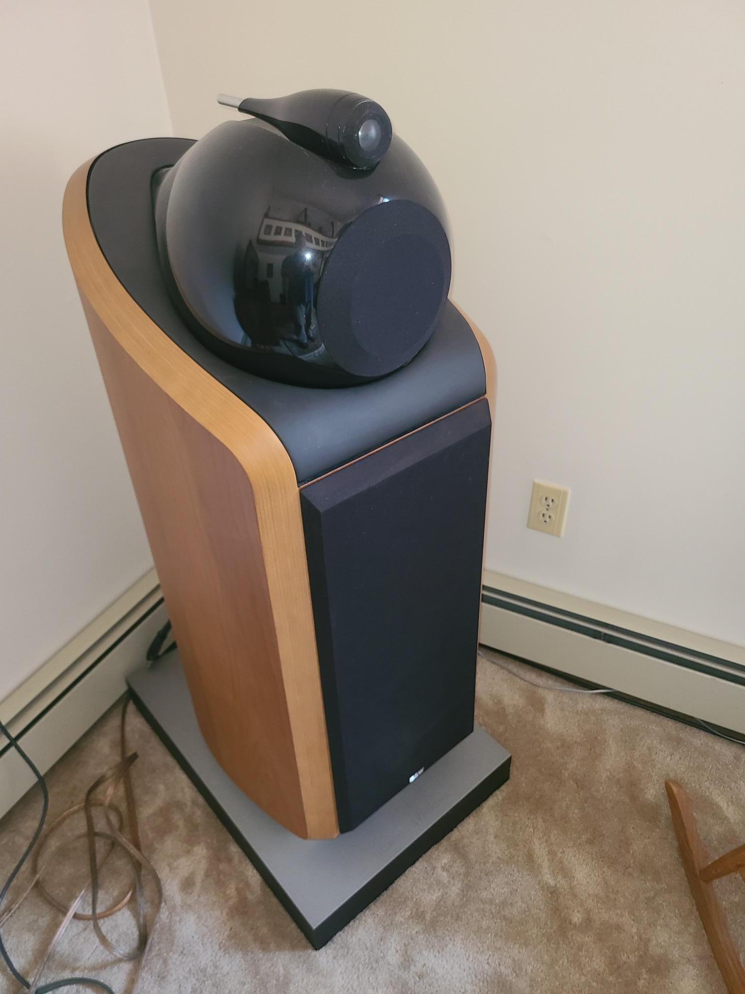 B&W (Bowers & Wilkins) Nautilus 800 5