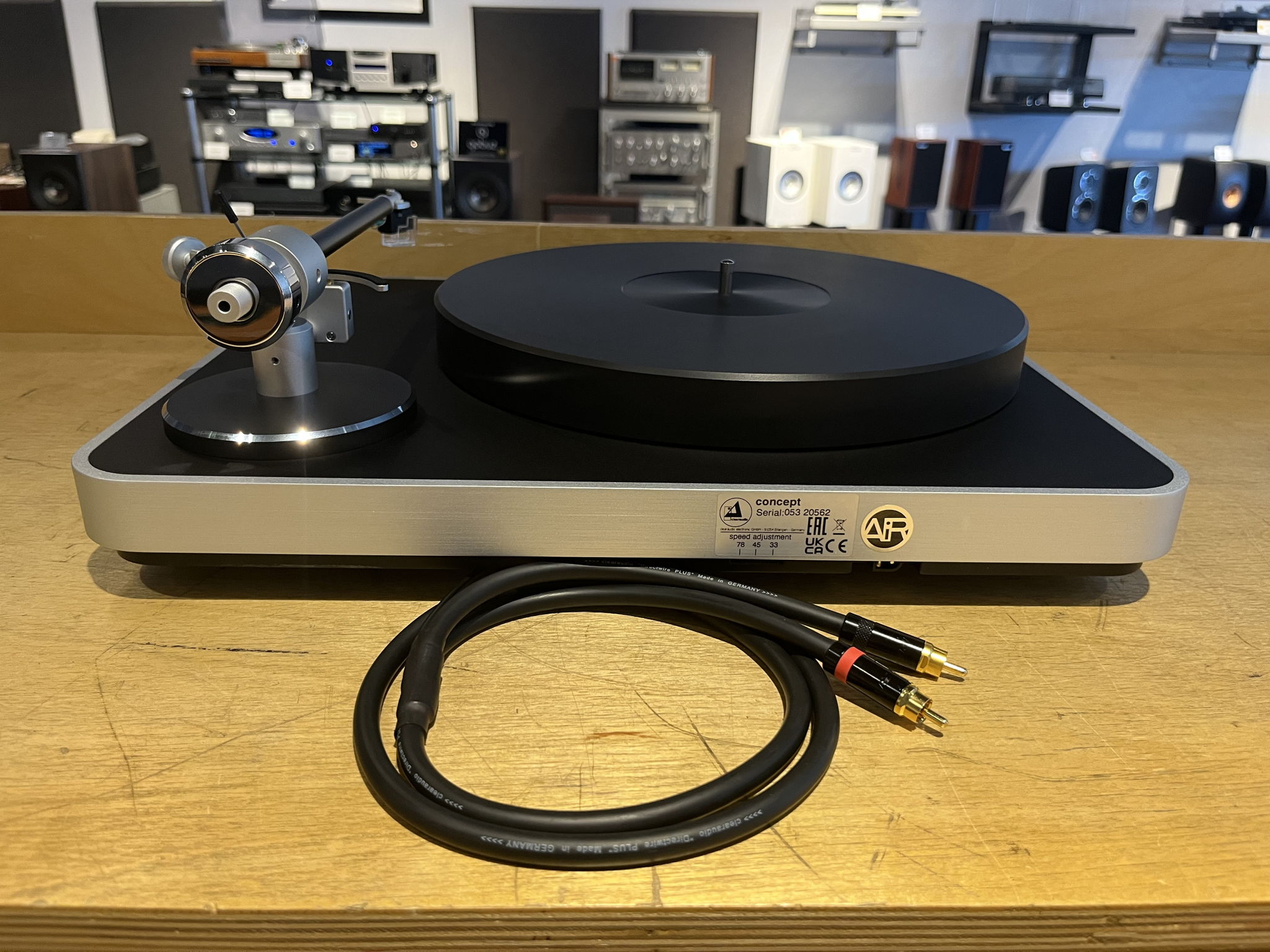 Clearaudio Concept Air Turntable w/ Satisfy Black Tonea... 6