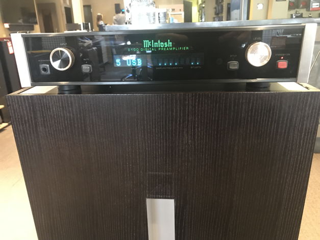 McIntosh D100 Digital Stereo Preamplifier –  Demo