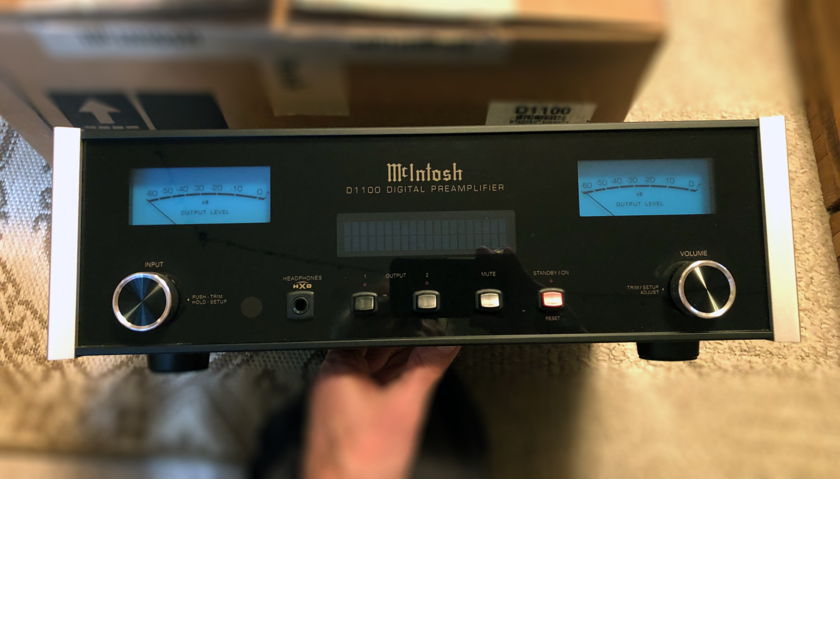 McIntosh D1100 Reference Digital Preamplifier/DAC Solid state Audiogon