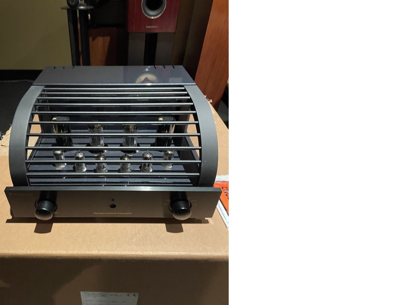 PrimaLuna Dialogue premium preamplifier