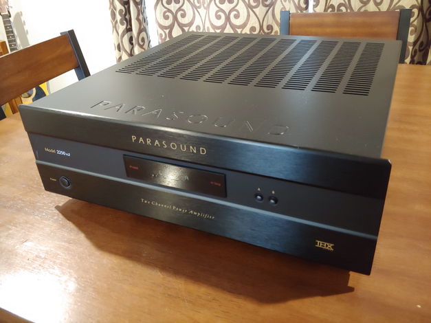 Parasound 2250 v.2 - MINT CONDITION - TONS OF POWER