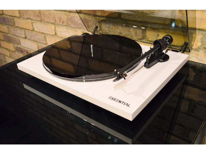 Pro-Ject Essential lll Phono Turntable - White w/ Ortofon OM10 Cartridge