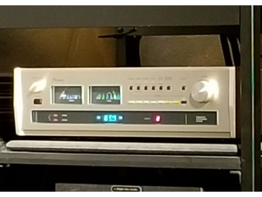 Gorgeous Accuphase T-106 Tuner