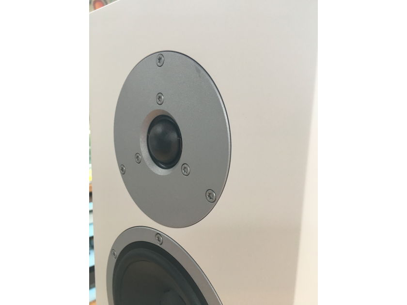 Dynaudio Focus 600 XD, Satin White Like New in Box w/ Connect