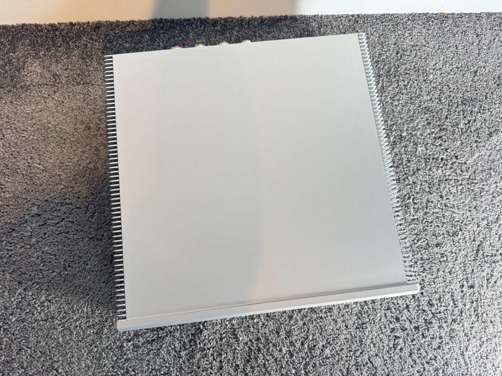 T+A Elektroakustik A200 A 200 power amplifier in silver... 3