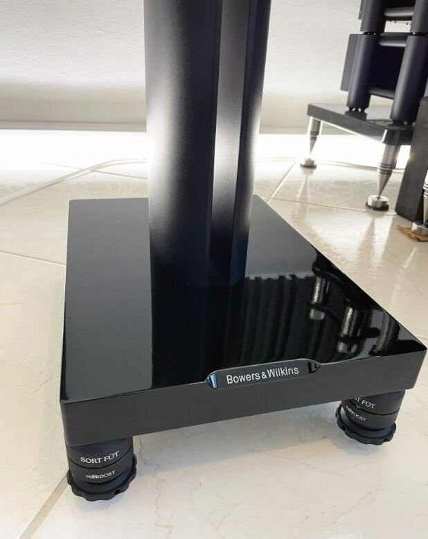 B&W 805D4 Gloss Black Speakers with Stands 10