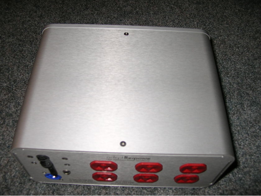 Audience Adept Response model aR6 power conditioner; silver