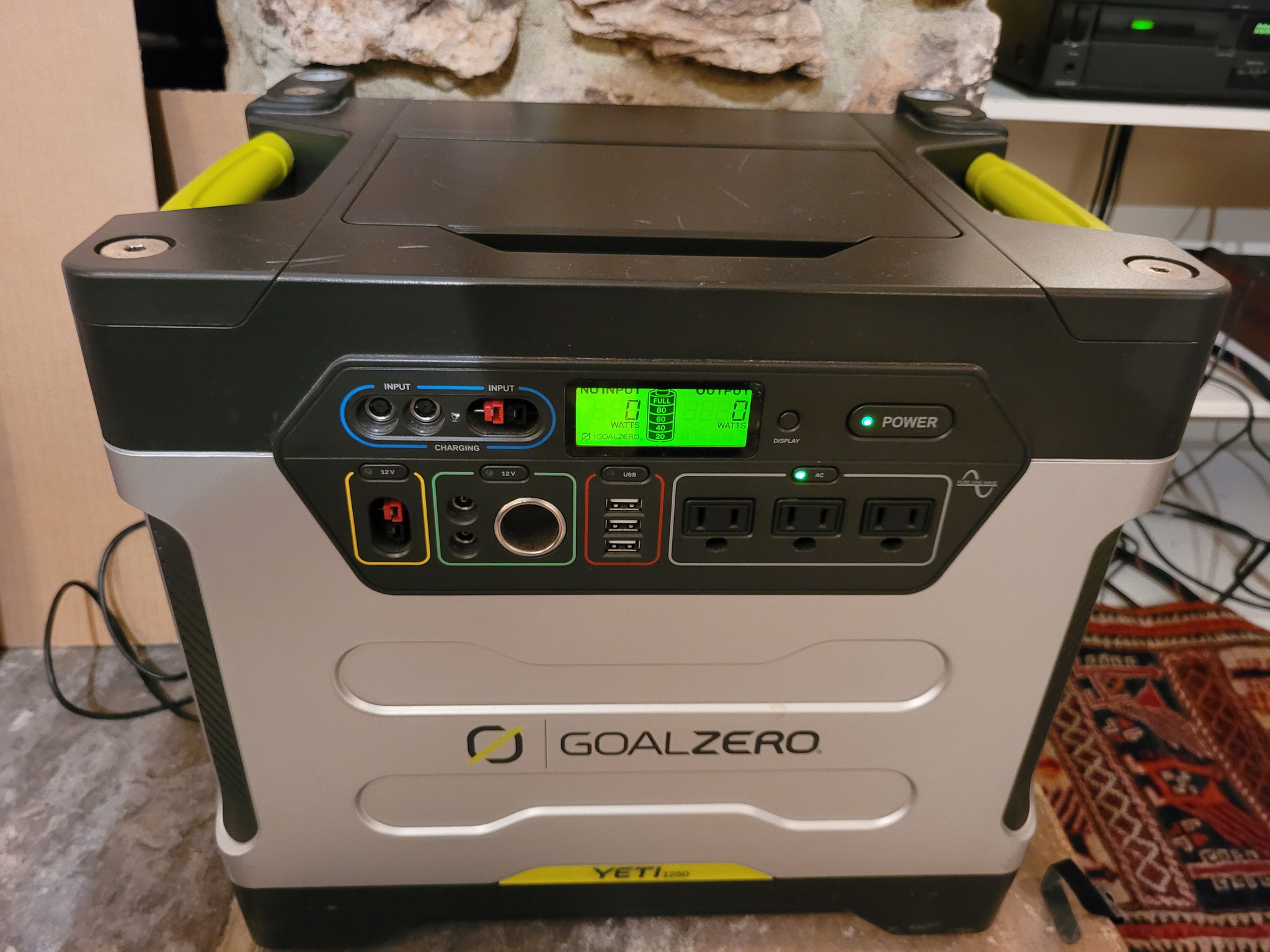 Yeti Goal Zero 1250 lead-acid battery generator