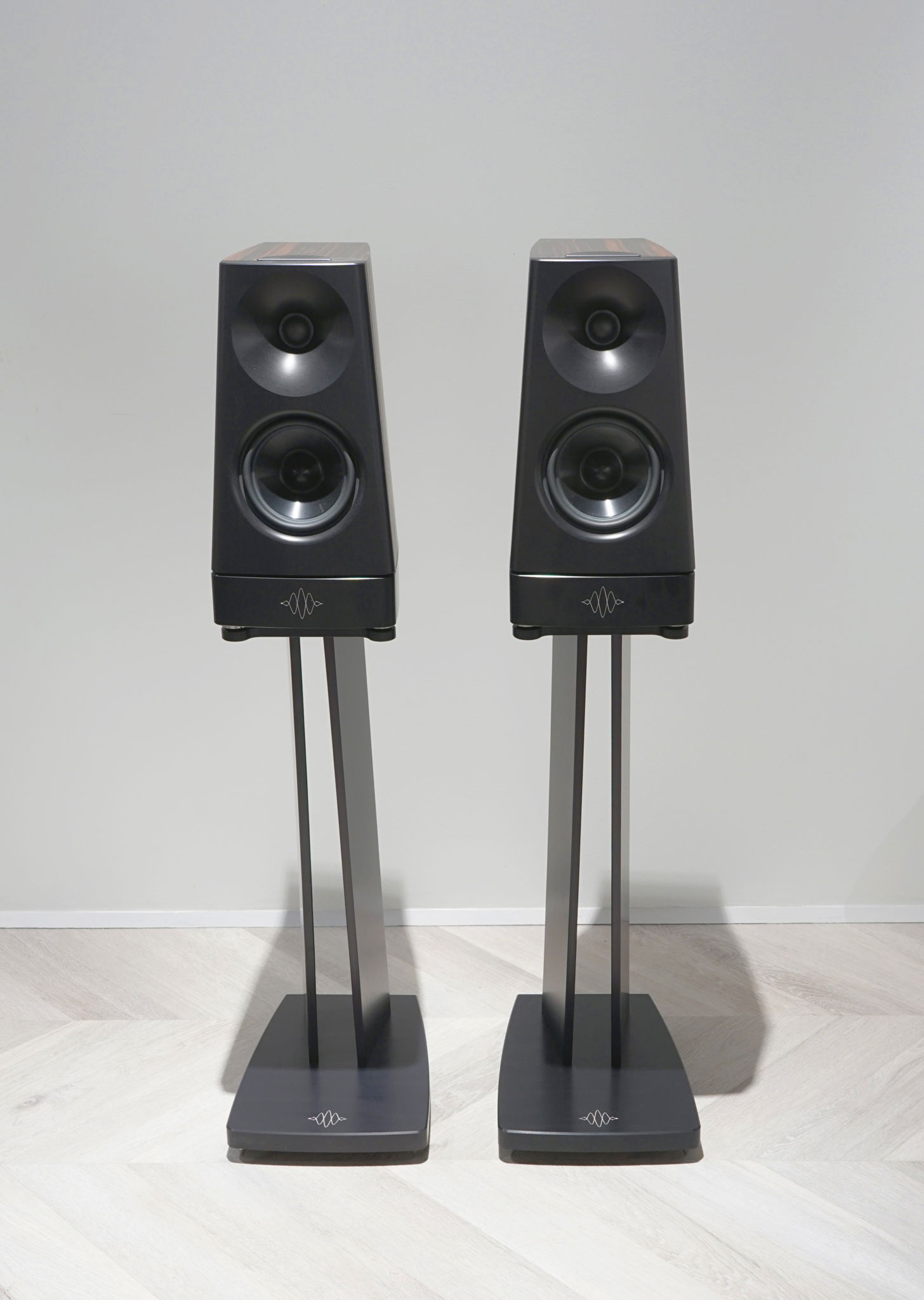 YG Acoustics Cairn, Ebony, w/ Stands 4