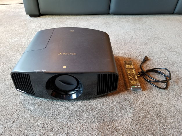 Sony VPL-VW285ES Native 4K Projector - only 11 hours us...