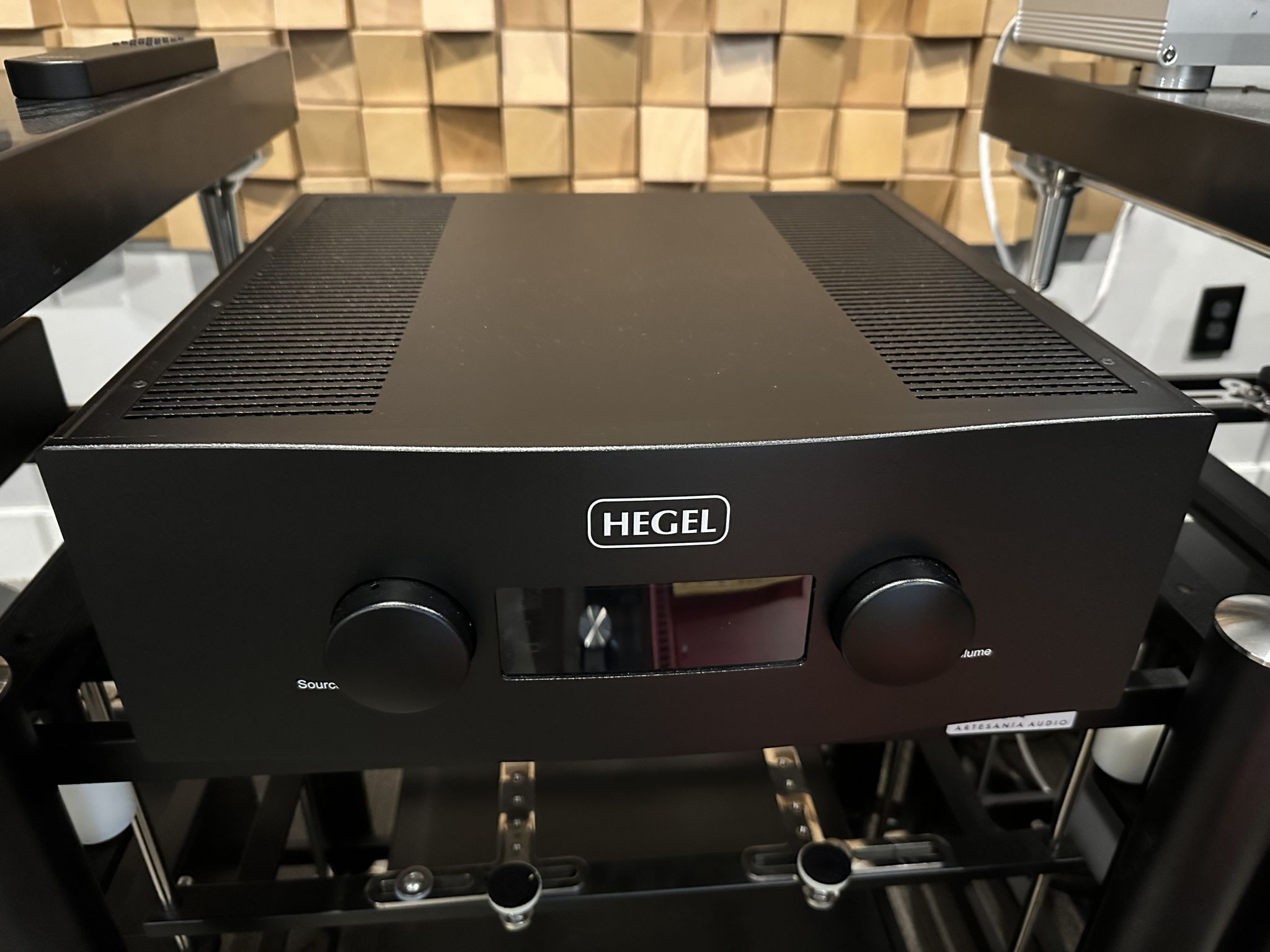 Hegel H600 Integrated Amplifier (MINTY!)