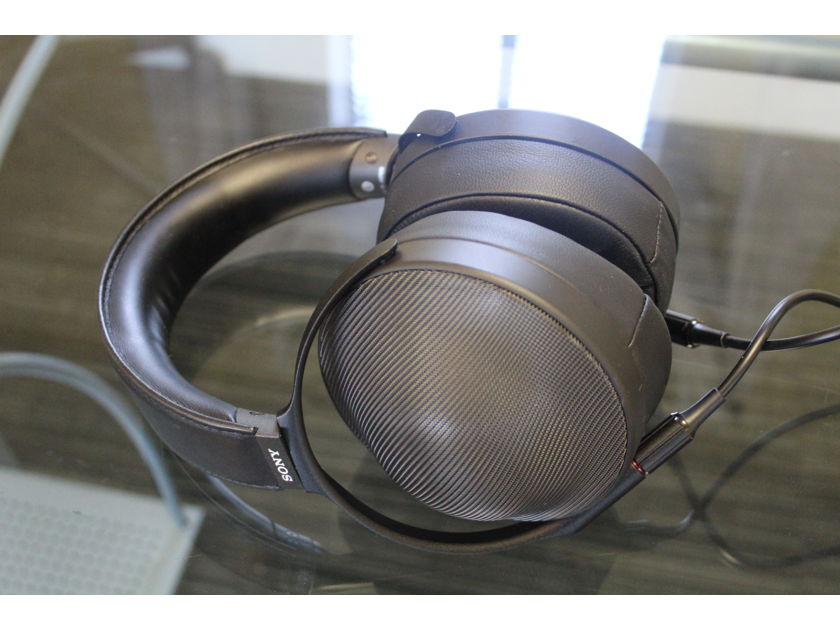 Sony MDR-Z1R Headphones. Almost New. NICE