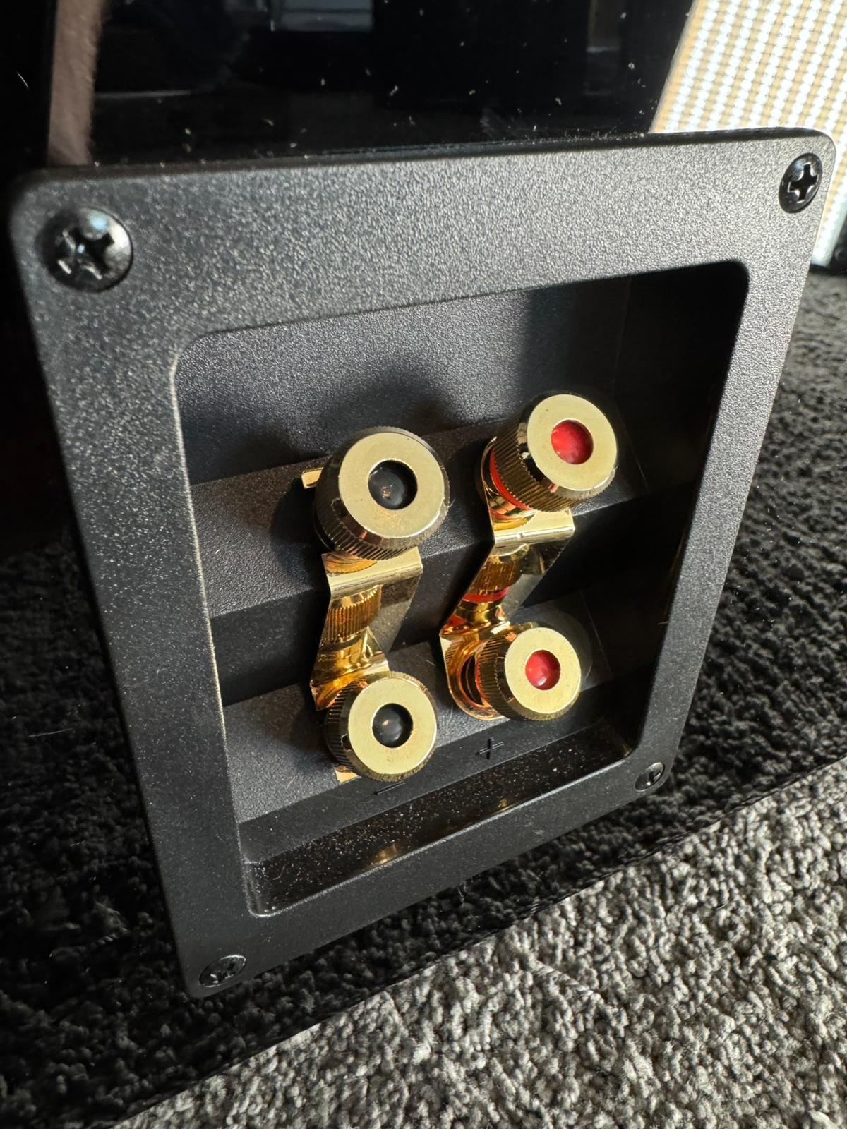 JBL S4700 speakers in black gloss from summer 2025 13