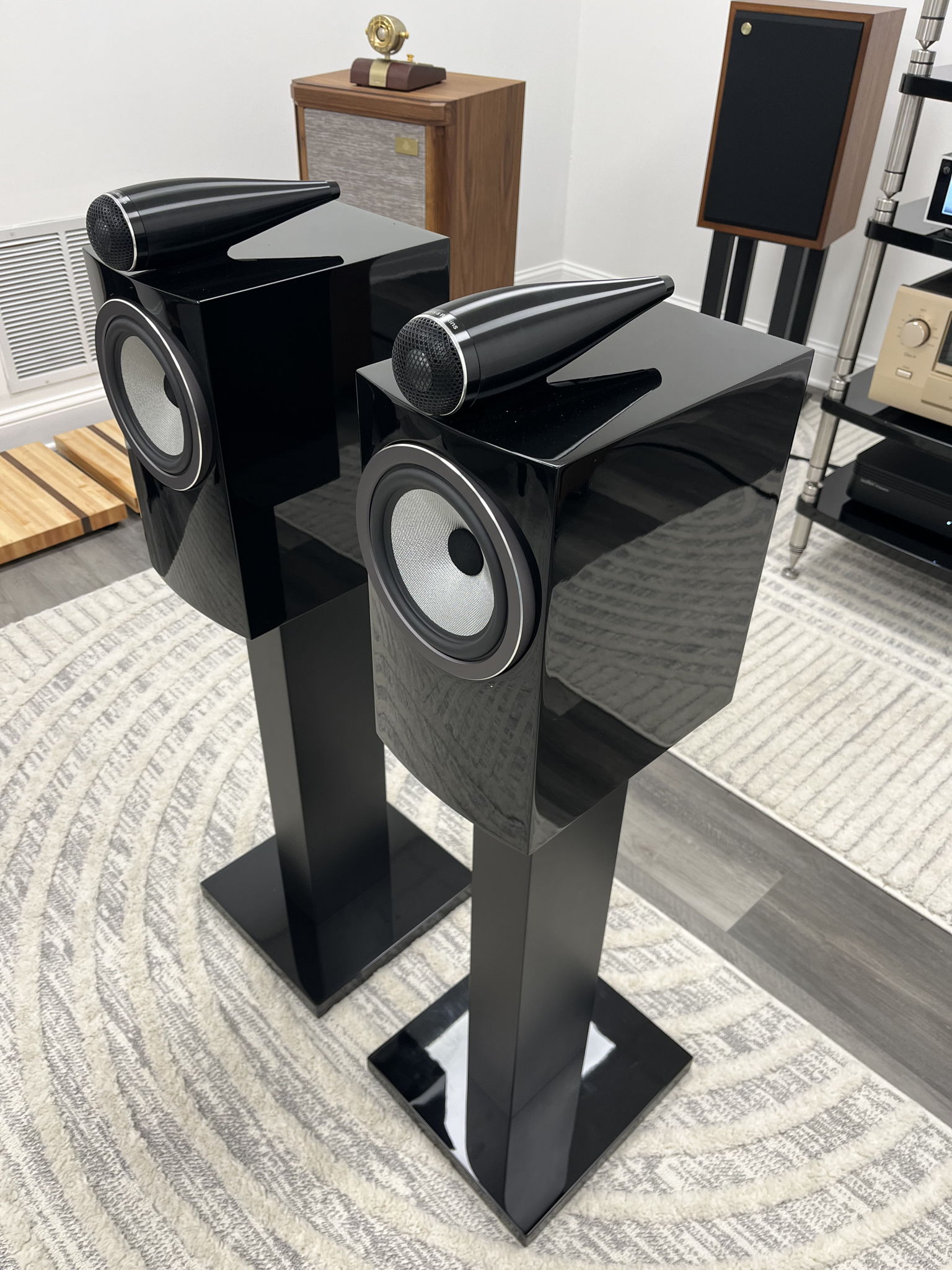 Bowers & Wilkins 705 S3 w/ stands 4