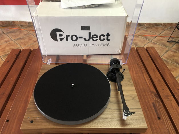 Pro-Ject  X1 Turntable Walnut