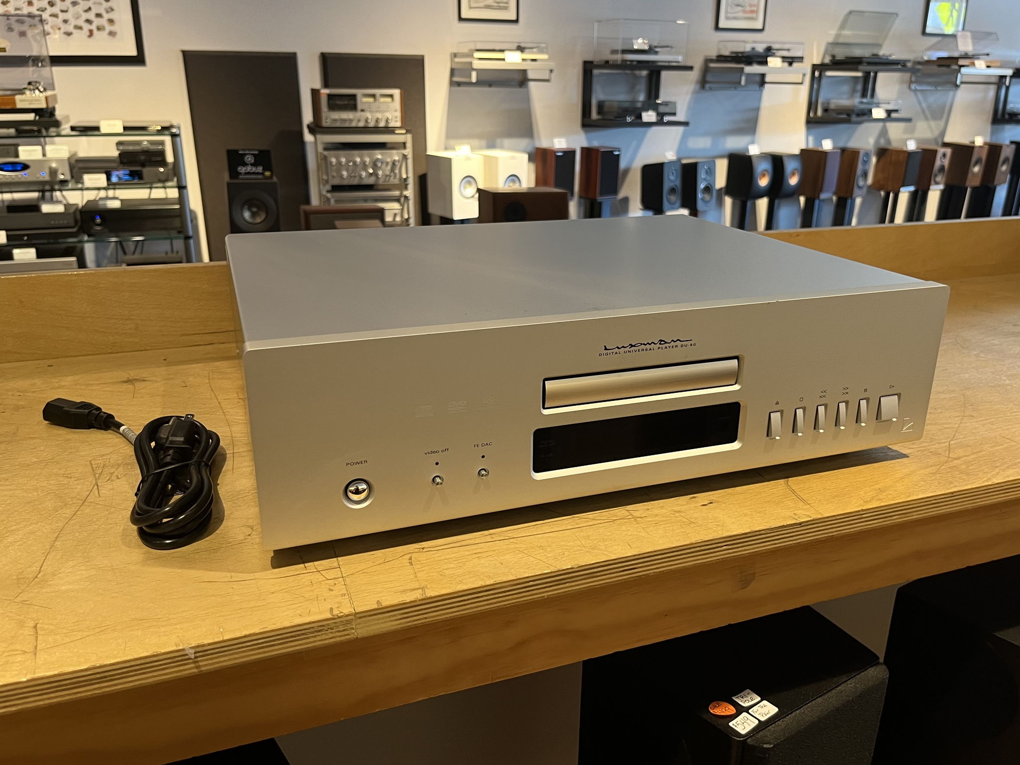 Luxman DU-50 Universal SACD/CD/DVD Player